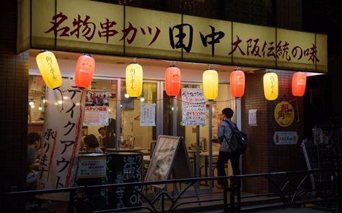 <font face="Arial, Verdana"><span style="font-size: 13.3333px;">Cửa hàng Kushikatsu Tanaka đầu tiên được mở tại Tokyo vào tháng 12/2008. Ảnh: Bloomberg.</span></font>