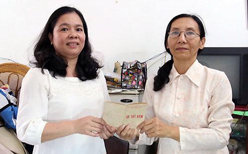 Bà Lê Thị Bích Thủy (bên phải) hiến tặng sổ tiết kiệm cho đại diện Bảo tàng Tp.HCM - Ảnh: Tuổi Trẻ.<br>