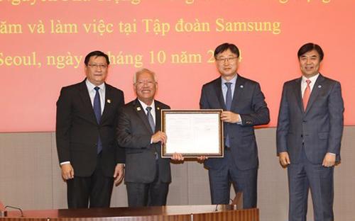 Lễ trao giấy phép cho dự án đầu tư của Samsung tại Tp.HCM. Câu chuyện mở rộng đầu tư của Samsung tiếp tục là một điểm nhấn đáng chú ý trong bức tranh toàn cảnh về FDI năm 2014.<br>