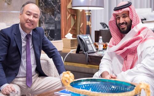 Masayoshi Son - Chủ tịch, CEO SoftBank và Thái tử Mohammed Bin Salman của Saudi Arabia trong cuộc gặp vào tháng 10 năm ngoái - Ảnh: Saudi Press Agency.