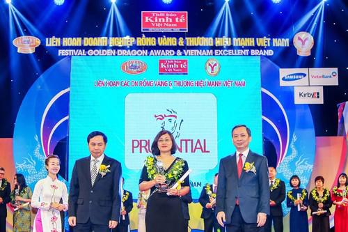 Bà Ðinh Hồng Ngọc - Ðại diện Prudential Việt Nam nhận giải Thưởng Rồng Vàng cho dịch vụ tài chính xuất sắc năm 2014.