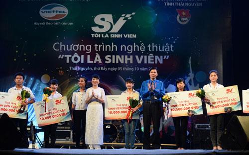 Bà Phạm Thị Thanh Vân, Phó tổng giám đốc Viettel Telecom trao học bổng 
cho sinh viên nghèo vượt khó, học giỏi của tỉnh Thái Nguyên trong chương
 trình "Tôi là sinh viên 2013".