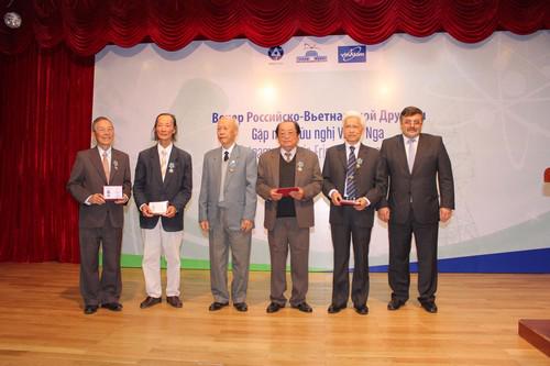 Ông V.A.Pershukov, Phó tổng giám đốc Rosatom trao giải thưởng cho các nhà khoa học Việt Nam.
