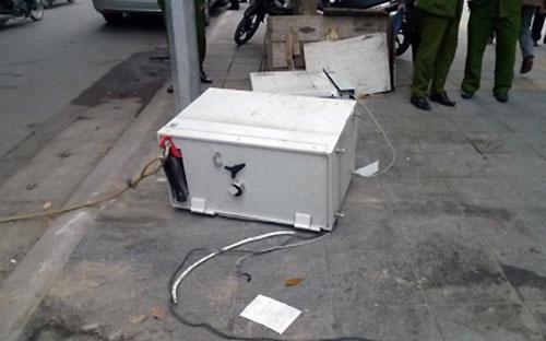 Máy ATM của Maritime Bank bị kẻ gian giật ra vỉa hè - Ảnh: Dân Việt.<br>