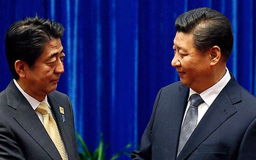 Thủ tướng Nhật Bản Shinzo Abe (trái) và Chủ tịch Trung Quốc Tập Cận Bình
 (phải) trong cuộc gặp ở Bắc Kinh tháng 11/2014 - Ảnh: AP.
