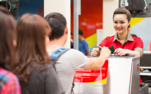 Vé siêu tiết kiệm này được bán theo chương trình khuyến mãi mỗi ngày vào
 giờ vàng 12h - 14h trưa hàng ngày, cùng với 27 đường bay trong nước và 
quốc tế của hãng, thời gian bay từ ngày 26/10/2014. 