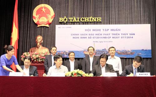 Tại Hội nghị tập huấn, ông Nguyễn An Hòa, Phó Tổng giám đốc bảo hiểm 
PJICO cùng 3 doang nghiệp còn lại đã ký kết hợp đồng đồng bảo hiểm.