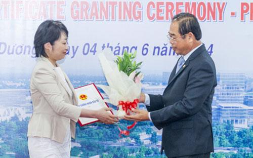 Lãnh đạo tỉnh Bình Dương trao giấy chứng nhận đầu tư cho Công ty TNHH Chrysanthemum Việt Nam (100% vốn Nhật Bản) với 12 triệu USD.<br>