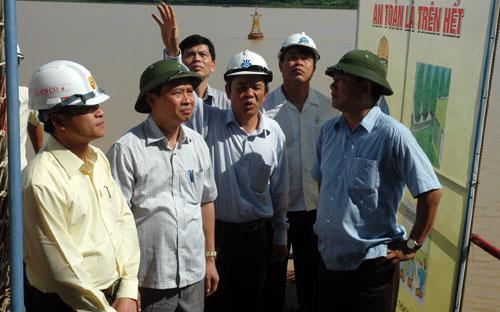 Bộ trưởng Đinh La Thăng kiểm tra các dự án giao thông tại Thanh Hoá ngày 8/7.<br>