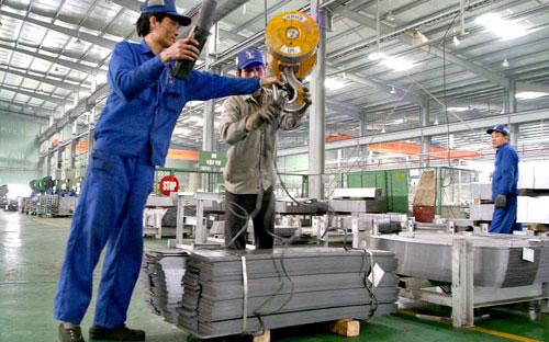 Tính chung, IIP hai tháng đầu năm 2014 tăng 5,4% so với cùng kỳ năm 
trước, cao hơn mức tăng 4,4% của tháng 2/2013 với cùng mốc so sánh.