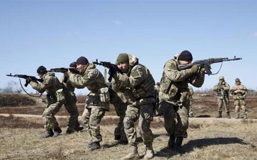 Lực lượng dự bị của Ukraine đang tập luyện - Ảnh: Reuters.<br>