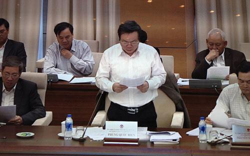 Ông Phùng Quốc Hiển trình bày báo cáo thẩm tra phương án sử dụng dự phòng vốn trái phiếu Chính phủ giai đoạn 2012 –
2015.