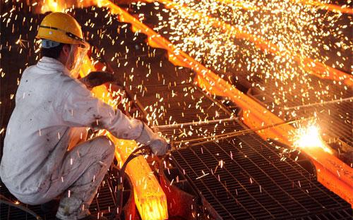 Công nhân tại một nhà máy cán thép ở Trung Quốc -&nbsp; Ảnh: ChinaFotoPress/Getty Images.<br>