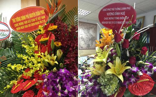 Lẵng hoa từ Thủ tướng Nguyễn Xuân Phúc, Phó thủ tướng Vương Đình Huệ gửi chúc mừng Thời báo Kinh tế Việt Nam nhân dịp kỷ niệm 91 năm Ngày Báo chí Cách mạng Việt Nam.<br>