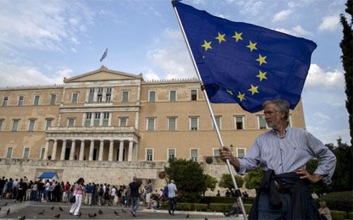 Người biểu tình bên ngoài toà nhà quốc hội Hy Lạp tại Athens - Ảnh: Reuters.