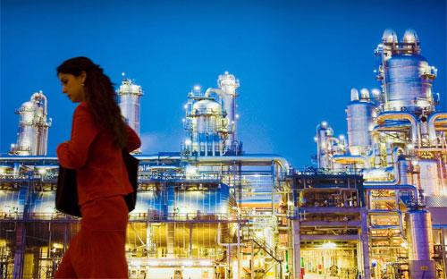 &nbsp;Một nhà máy lọc dầu ở Madrid - Ảnh: AP.