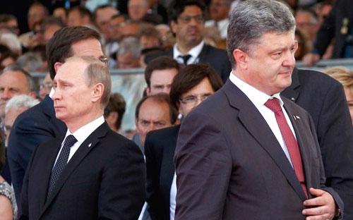 Tổng thống Nga Putin (trái) và Tổng thống Ukraine Poroshenko tại một sự kiện ở Paris, Pháp - Ảnh: Reuters.<br>