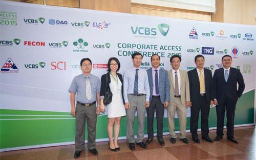 Ông Vũ Quang Đông - Giám đốc VCBS (thứ 3 từ trái sang) và lãnh đạo các công ty tham gia tại buổi hội thảo.