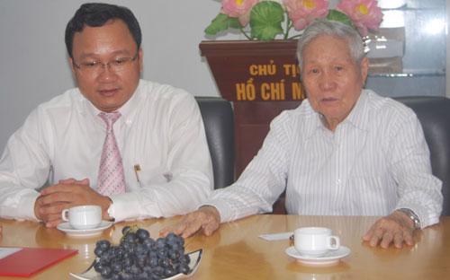 GS. Đào Nguyên Cát (phải) và ông Khuất Việt Hùng.<br>