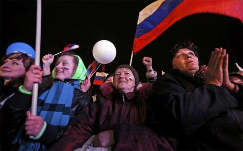 Một số người dân Crimea ăn mừng thắng lợi kết quả trưng cầu dân ý - Ảnh: Reuters.<br>