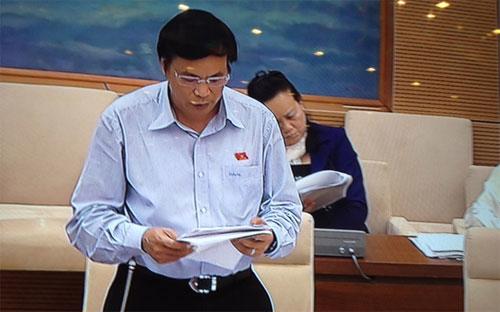 Chủ nhiệm Văn phòng Quốc hội Nguyễn Hạnh Phúc trình bày báo cáo thẩm tra.
