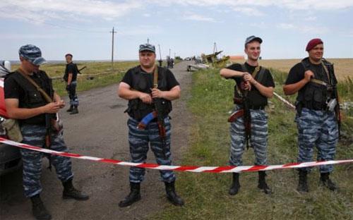 Các tay súng phe ly khai Ukraine đứng gác tại địa điểm nơi máy bay Malaysia bị bắn rơi gần làng Hrabove, khu vực Donetsk - Ảnh: Reuters.