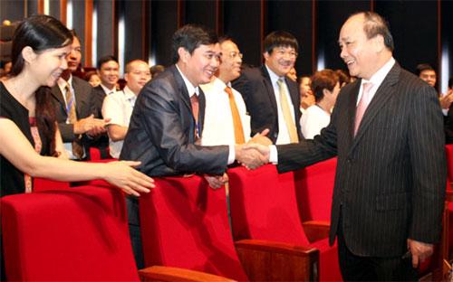 Phó thủ tướng Nguyễn Xuân Phúc gặp gỡ các doanh nhân tại Đại hội Đại biểu toàn quốc Hội Doanh nhân trẻ Việt Nam sáng 31/8<b> - </b>Ảnh: DĐDN<b>.<br></b>