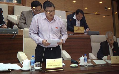 Chủ nhiệm Ủy ban Kinh tế Nguyễn Văn Giàu trình bày ý kiến của Thường trực Ủy ban về dự án sân bay Long Thành.
