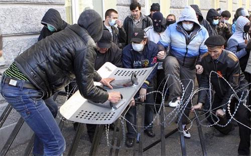Người biểu tình thân Nga ở ba địa phương miền Đông của Ukraine bao gồm 
Donetsk, Lugansk và Kharkiv đã chiếm các tòa nhà công quyền ở vùng này 
vào cuối tuần vừa rồi, đòi ly khai khỏi Ukraine tương tự như Crimea - Ảnh: Reuters. 
