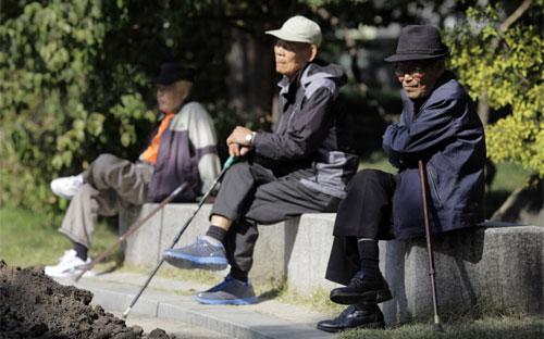 Tỷ lệ người trên 65 tuổi ở Hàn Quốc được dự báo tăng từ 13% hiện nay lên 32% vào năm 2040 - Ảnh: Bloomberg.<br>