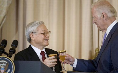 Phó tổng thống Mỹ Joe Biden và Tổng bí thư Nguyễn Phú Trọng trong tiệc chiêu đãi ngày 7/7 - Ảnh: Reuters.<br>