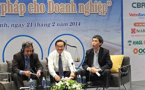 Các diễn giả tại hội thảo “Kinh tế Việt Nam 2014: Vấn đề và giải pháp cho doanh nghiệp”.