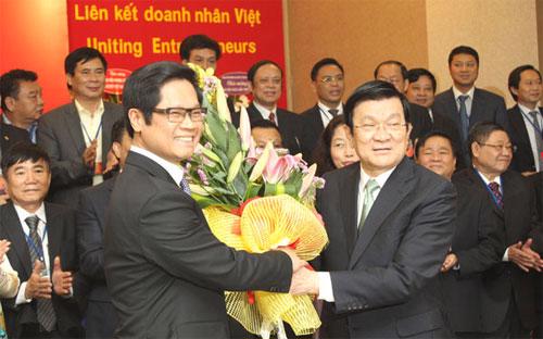 Chủ tịch nước Trương Tấn Sang tặng hoa chúc mừng ông Vũ Tiến Lộc tái đắc cử vị trí Chủ tịch VCCI.<br>