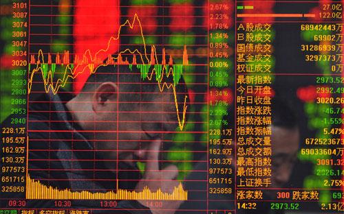 Tính đến ngày 9/7, chỉ số Shanghai Composite Index của thị trường chứng 
khoán Trung Quốc sụt 28% so với mức đỉnh thiết lập vào ngày 12/6 - Ảnh: Bloomberg.