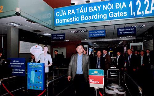 Bộ trưởng Bộ Giao thông Vận tải Đinh La Thăng tại sân bay Nội Bài.<b><br></b>