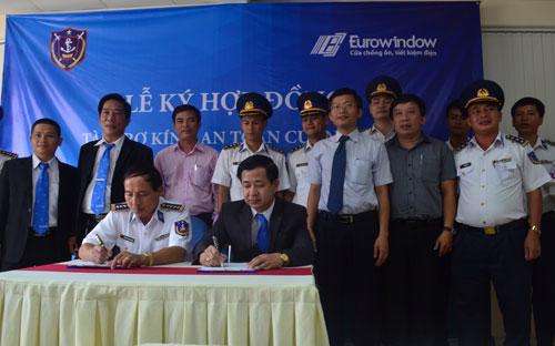 Eurowindow ký kết với Bộ Tư lệnh Cảnh sát biển Việt Nam về việc tài trợ kính an toàn cường lực cho tàu CSB6006.