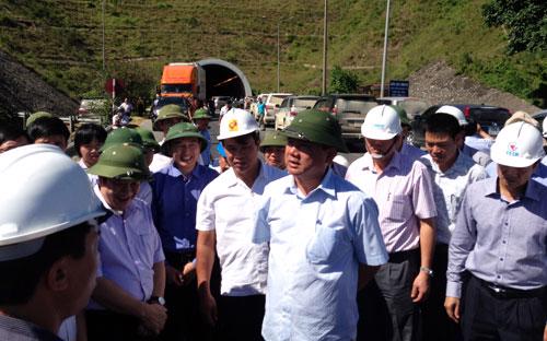 Bộ trưởng Đinh La Thăng cùng đoàn công tác của Bộ Giao thông Vận tải kiểm tra chất lượng tuyến đường tại phía Bắc hầm đường bộ Đèo Ngang (Hà Tĩnh) sáng 9/7 - Ảnh: Từ Nguyên.<br>