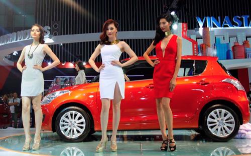 Suzuki Swift lần đầu tiên xuất hiện tại Việt Nam hồi tháng 7/2008. Sau 5
 năm góp mặt qua kênh nhập khẩu và phân phối nguyên chiếc, mẫu xe cỡ nhỏ
 này thường xuyên rơi vào tình trạng ế ẩm do mức giá bán thiếu cạnh 
tranh.