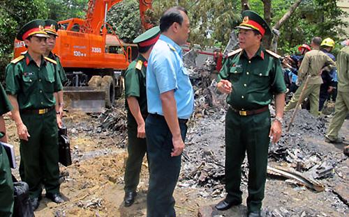 Trung tướng Mai Quang Phấn kiểm tra, chỉ đạo khắc phục hậu quả vụ việc tại hiện trường - Ảnh: QĐND.<br>