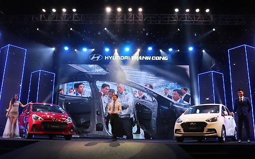 Ngoại thất Hyundai Grand i10 thế hệ mới vẫn giữ phong cách cá tính được 
lấy cảm hứng từ ngôn ngữ thiết kế “điêu khắc dòng chảy 2.0” như thế hệ 
trước. 