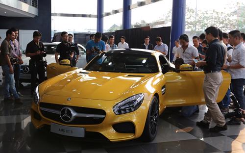 Chiếc siêu xe thể thao Mercedes AMG GT-S có giá bán hơn 8 tỷ đồng vừa có mặt tại Việt Nam.<br>
