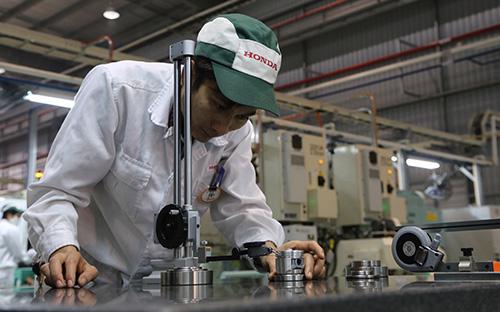 Công đoạn gia công chi tiết tại xưởng sản xuất piston xe máy Honda Việt Nam - Ảnh: Đức Thọ.<br>