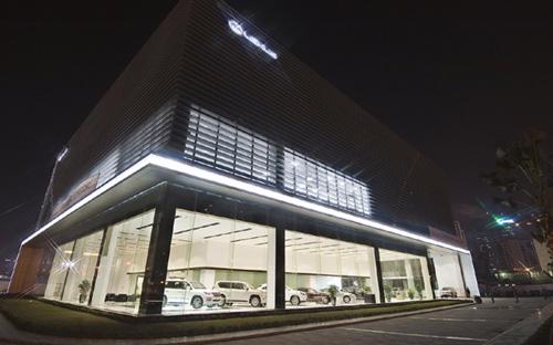 Lexus Thăng Long là đại lý đạt tiêu chuẩn 3S được phát triển theo tiêu 
chuẩn của Lexus toàn cầu với ý tưởng lấy khách hàng là trung tâm, từng 
chi tiết, từng khu vực, từng quy trình đều thực hiện kỹ lưỡng.
