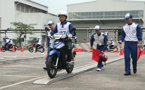 Tính riêng trong năm 2013, hơn 1,19 triệu người dân Việt Nam đã tham gia
 các khóa đào tạo về lái xe an toàn do Honda Việt Nam và các HEAD tổ 
chức trên cả nước.