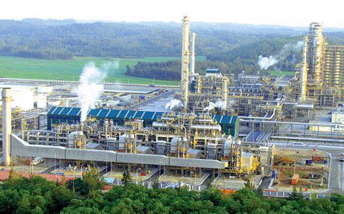 Công suất của nhà máy lọc dầu Dung Quất hiện nay là 6,5 triệu tấn dầu thô/năm, đáp ứng khoảng 30% nhu cầu tiêu thụ xăng dầu trong nước.<br>