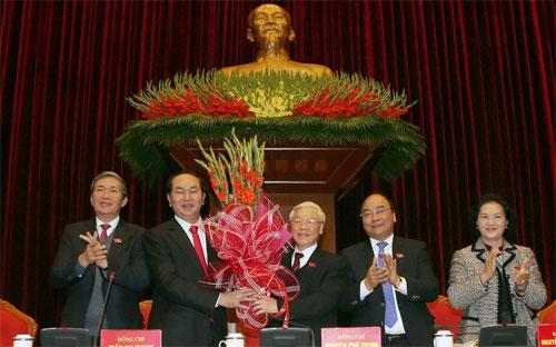 Hình ảnh các đại biểu Ban Chấp hành Trung ương Đảng khoá 12 chúc mừng ông Nguyễn Phú Trọng - Nguồn: TTXVN.<br>