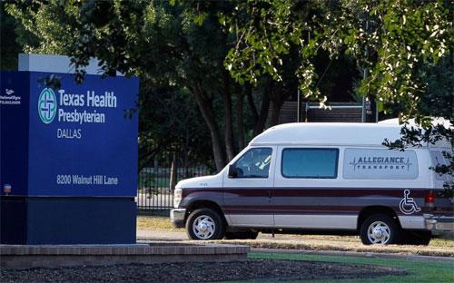Bên ngoài bệnh viện ở Dallas, nơi xảy ra ca lây nhiễm Ebola đầu tiên ở Mỹ - Ảnh: Reuters.<br>