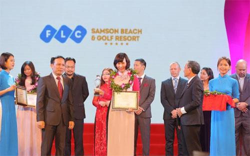Bà Đàm Ngọc Bích, Phó tổng giám đốc Tập đoàn FLC - đại diện FLC Sầm Sơn - lên nhận giải thưởng “Khu du lịch hàng đầu Việt Nam năm 2016”.