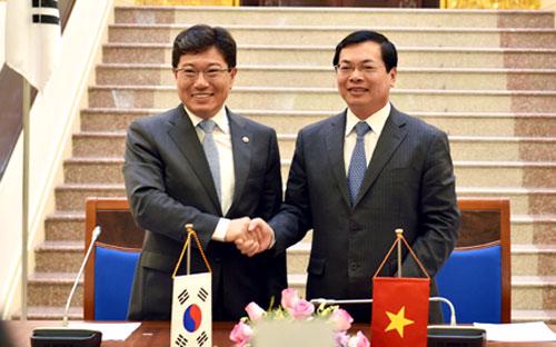 Bộ trưởng Vũ Huy Hoàng Và Bộ trưởng Yoon Sang-jick đại diện cho Chính phủ hai nước Việt Nam - Hàn Quốc chính thức ký Hiệp định thương mại tự do (VKFTA).<b><br></b>