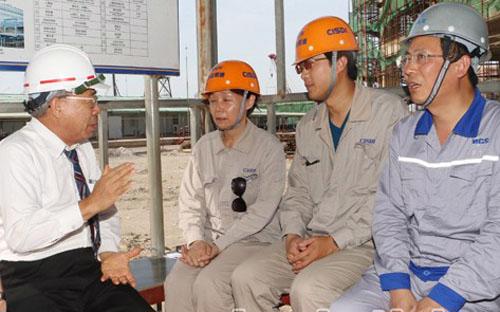 Chủ tịch Formosa, ông Vương Văn Uyên, thăm công trường Vũng Áng ngày 20/6/2014. Trong chuyến đi này, ông đã gặp các lãnh đạo Chính phủ và đưa ra các đề xuất ưu đãi mới.<br>